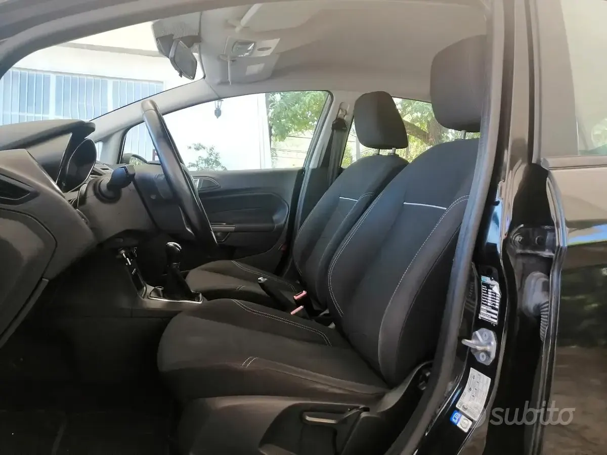 Usata Ford Fiesta 75 CV (55 kW) 2015 Nero Utilitaria