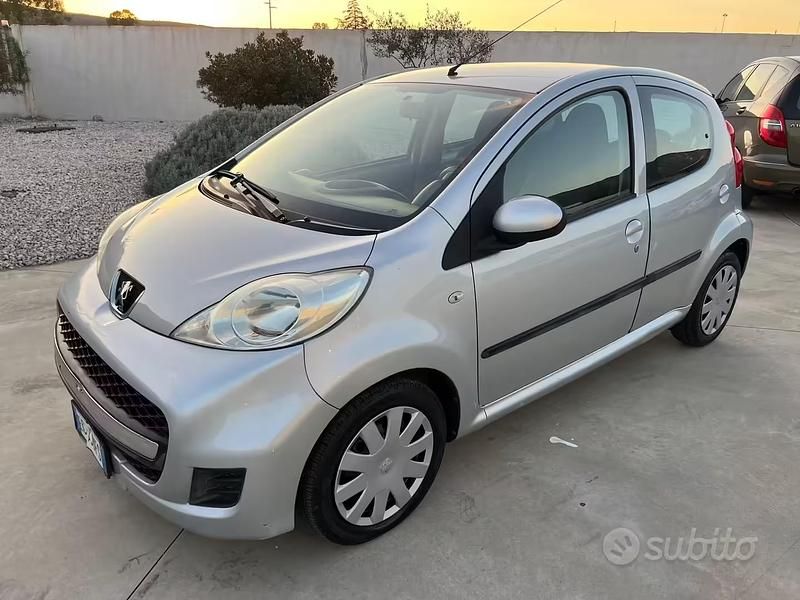 Usata Peugeot 107 68 CV (50 kW) 2010 Grigio Utilitaria