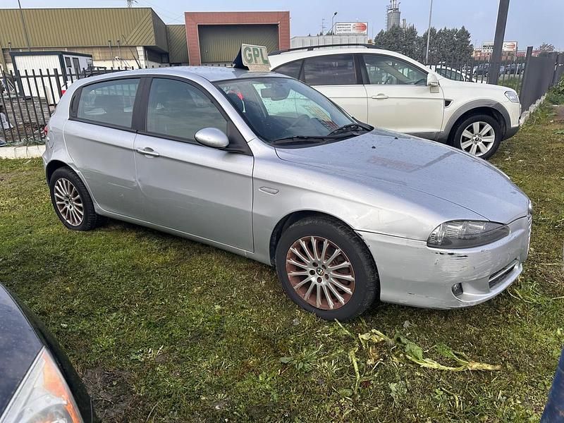 Usata Alfa Romeo 147 Progression 104 CV (76 kW) 2009 Argento Utilitaria