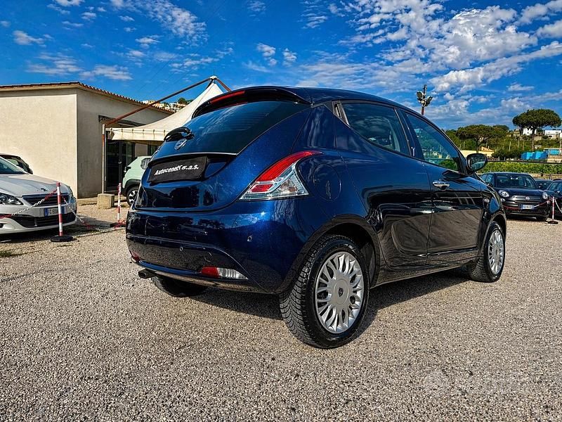 Usata Lancia Ypsilon Gold 69 CV (50 kW) 2017 Blu Utilitaria