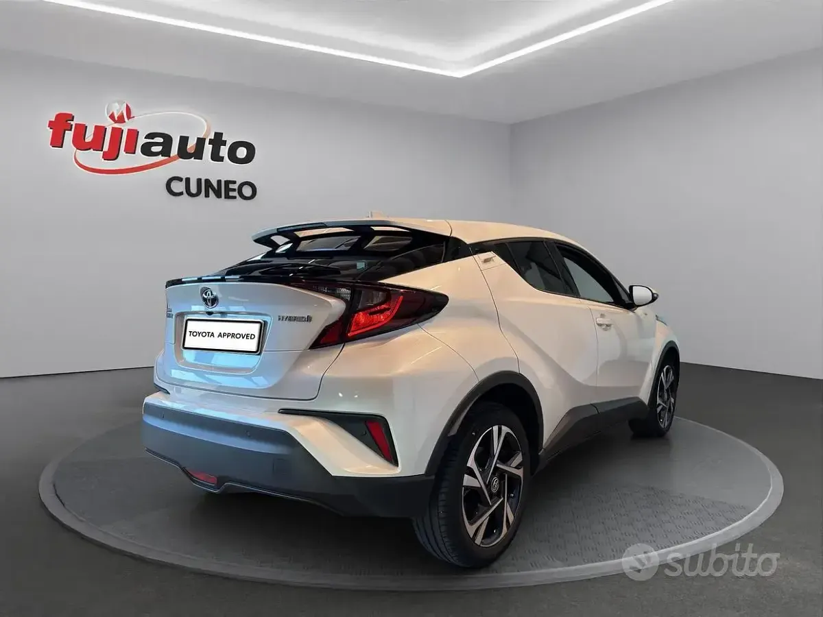 Usata Toyota C-HR Trend 122 CV (89 kW) 2022 Pearl white SUV