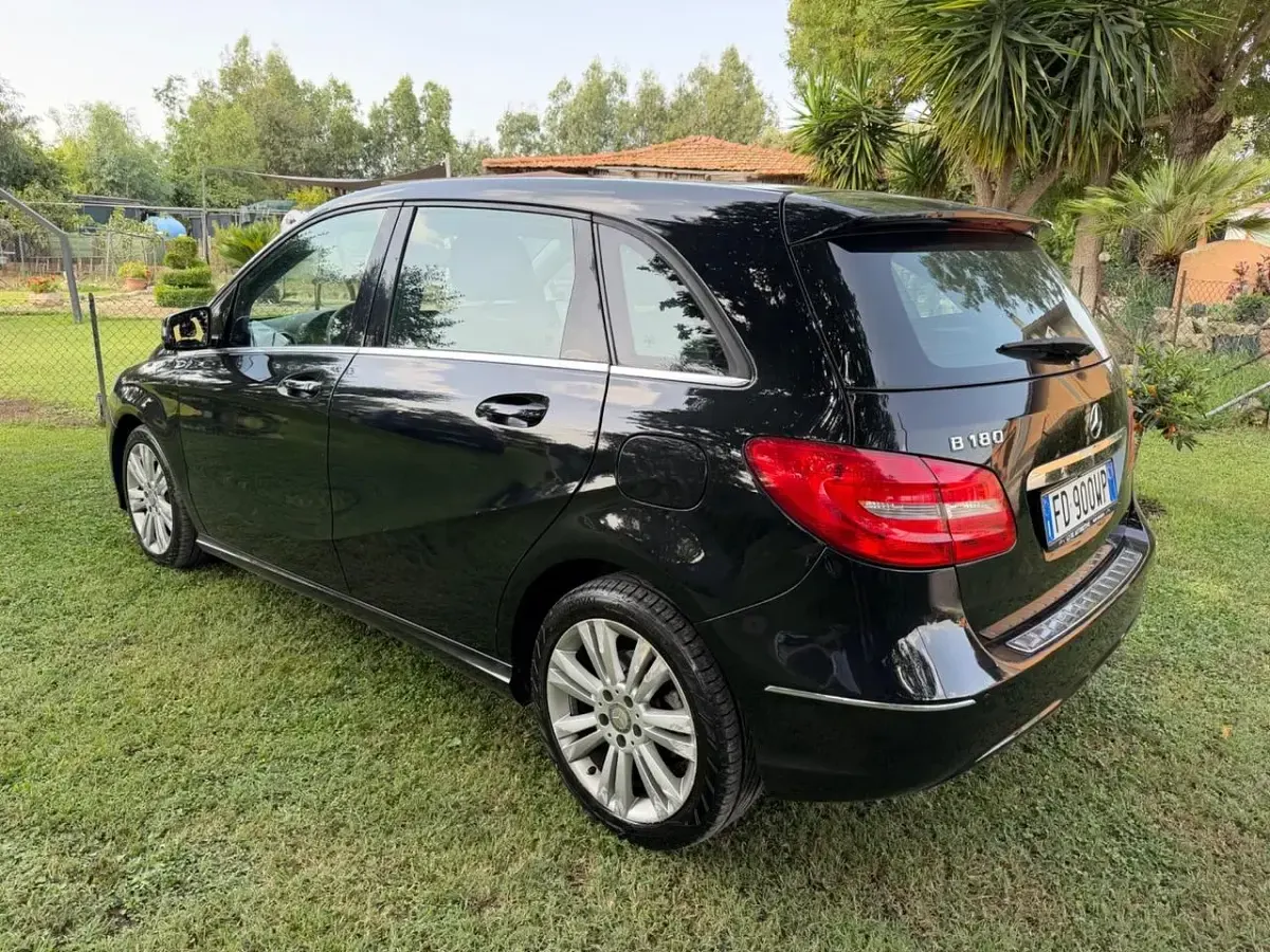 Usata Mercedes B180 Executive 122 CV (89 kW) 2013 Nero Utilitaria