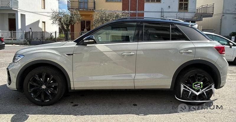 Usata VW T-Roc R-line 116 CV (85 kW) 2023 Marrone SUV