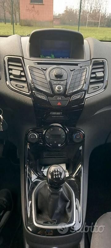 Usata Ford Fiesta Titanium 97 CV (71 kW) 2014 Grigio Berlina