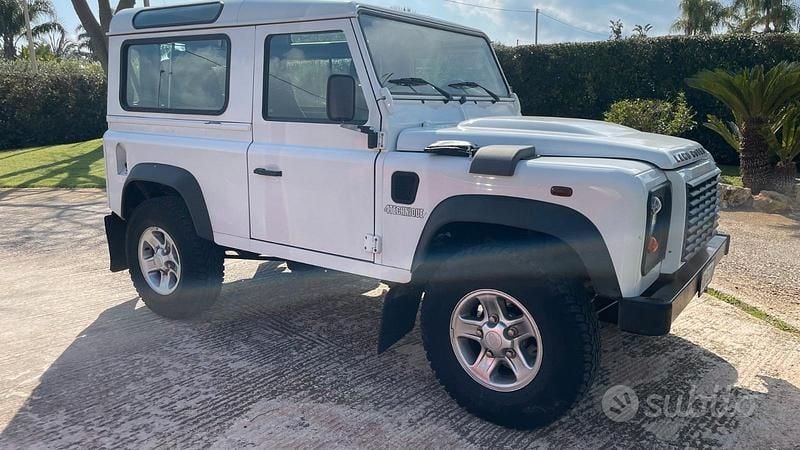 Usata Land Rover Defender 68 CV (50 kW) 2010 Bianco SUV