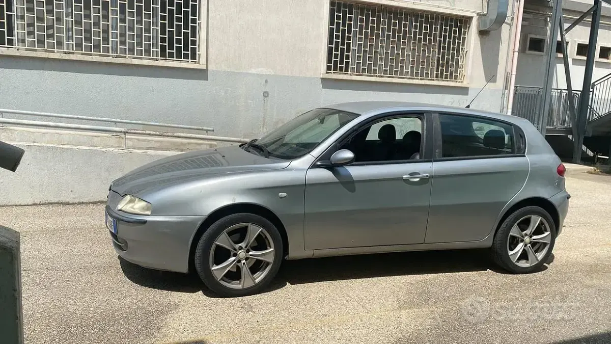 Usata Alfa Romeo 147 140 CV (102 kW) 2004 Grigio Utilitaria
