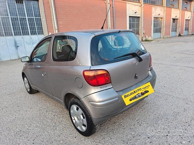 Usata Toyota Yaris 65 CV (47 kW) 2004 Grigio Utilitaria