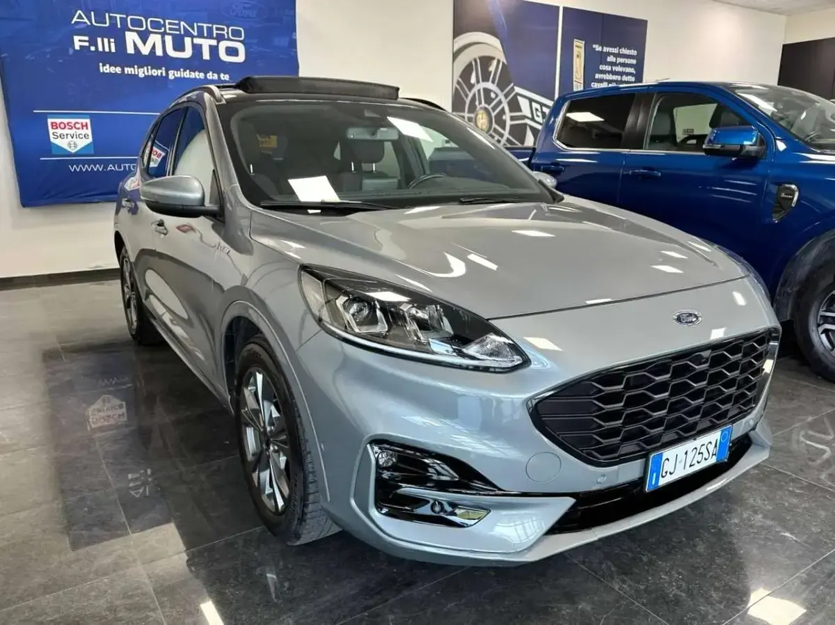Usata Ford Kuga ST-Line 120 CV (88 kW) 2022 Solar silver SUV
