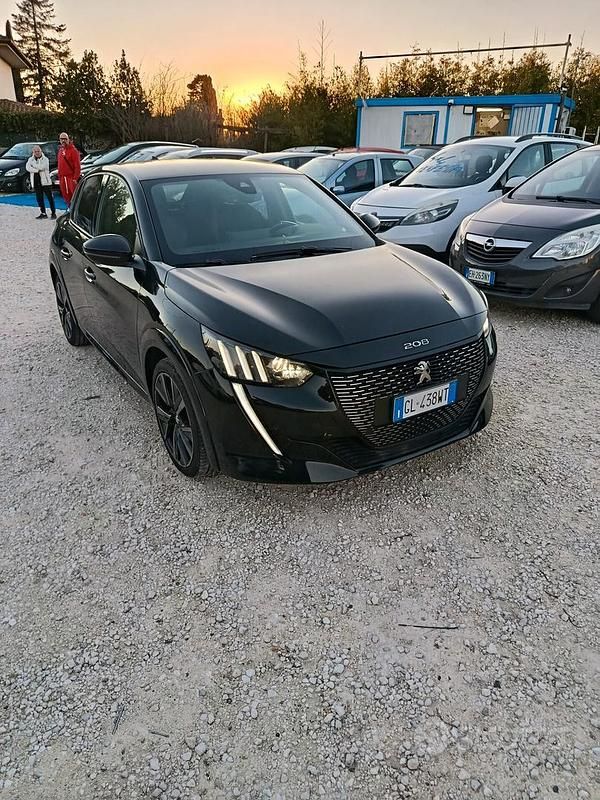 Usata Peugeot 208 GT 130 CV (95 kW) 2022 Nero Utilitaria