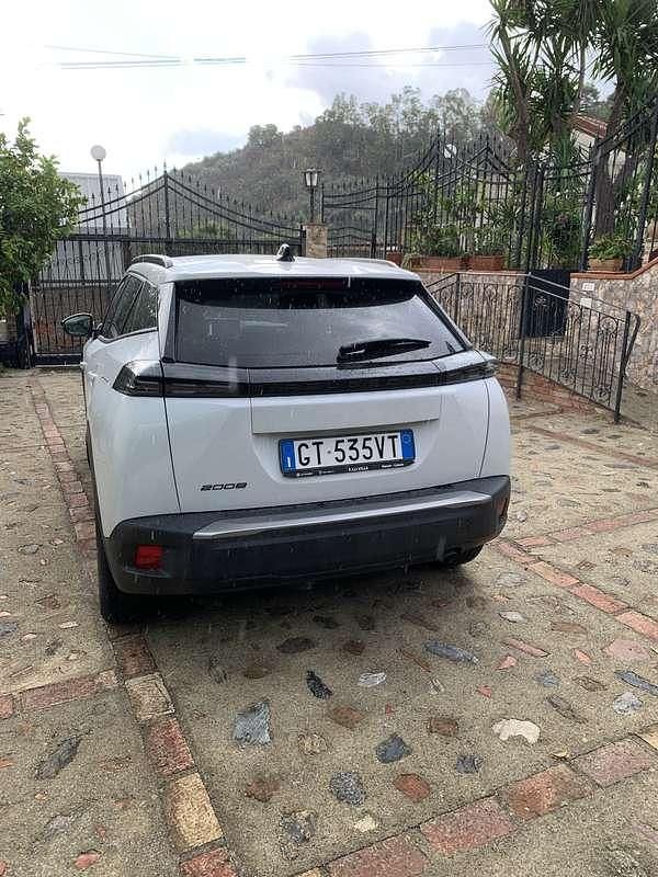 Usata Peugeot 2008 Allure 102 CV (75 kW) 2024 SUV