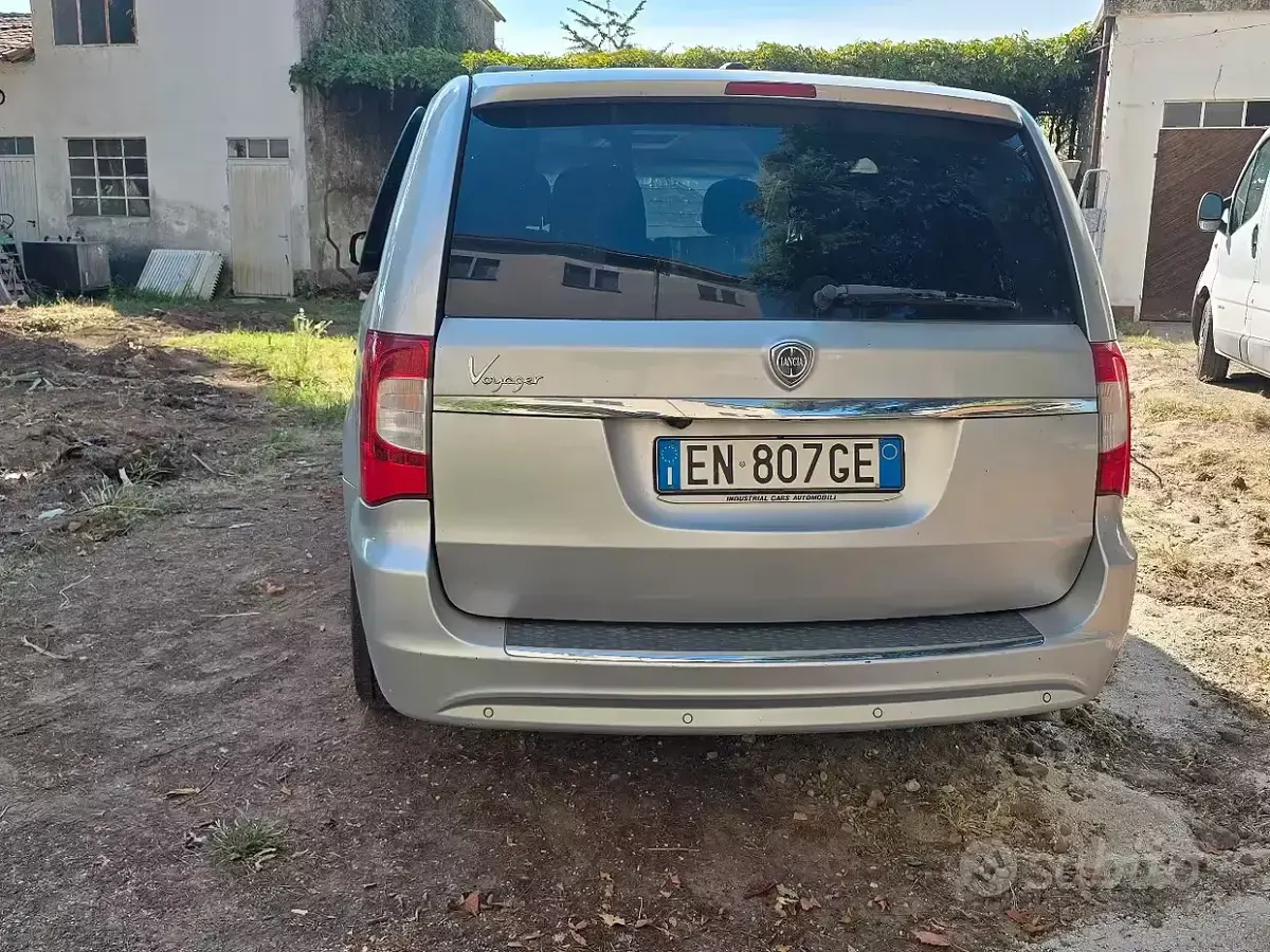 Usata Lancia Voyager 163 CV (119 kW) 2012 Grigio Monovolume