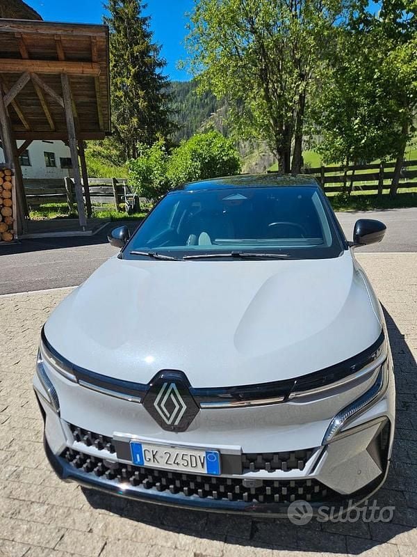 Grigio Usata 2022 Renault Megane E-Tech Techno Berlina | 26.000 € (Buon prezzo) - Immagine 1/4