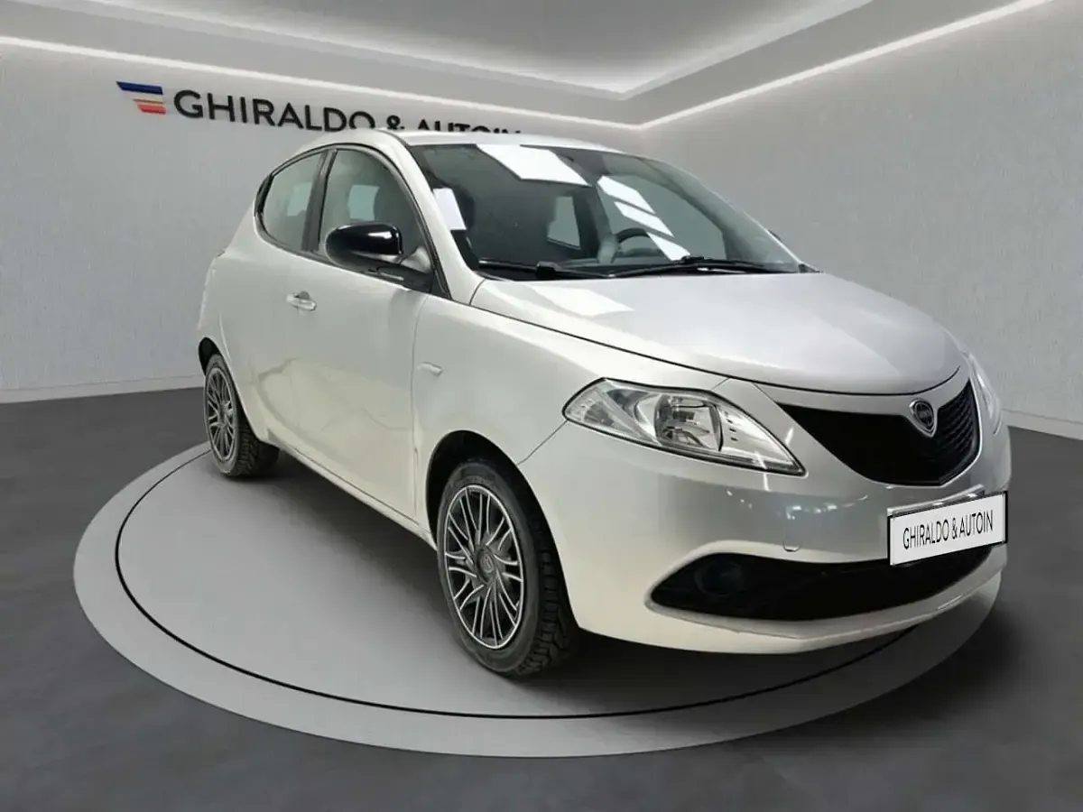 Usata Lancia Ypsilon Gold 69 CV (50 kW) 2018 Grigio Utilitaria