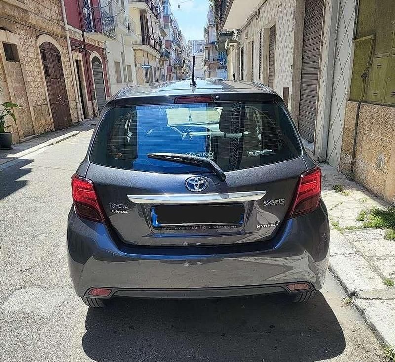 Usata Toyota Yaris Hybrid Active 75 CV (55 kW) 2015 Grigio Berlina