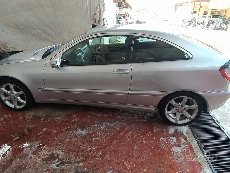Usata Mercedes 220 Edition 150 CV (110 kW) 2008 Grigio Coupé