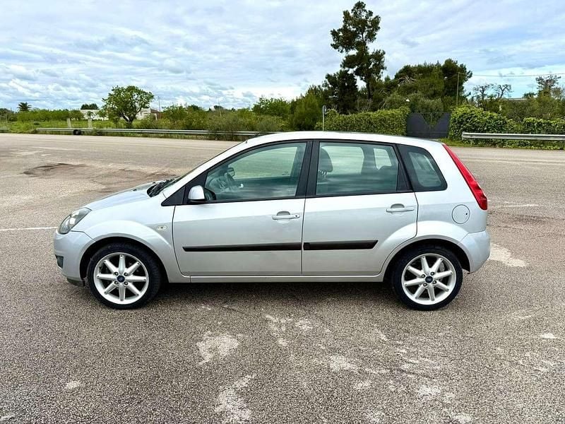 Usata Ford Fiesta Titanium 68 CV (50 kW) 2006 Argento Utilitaria