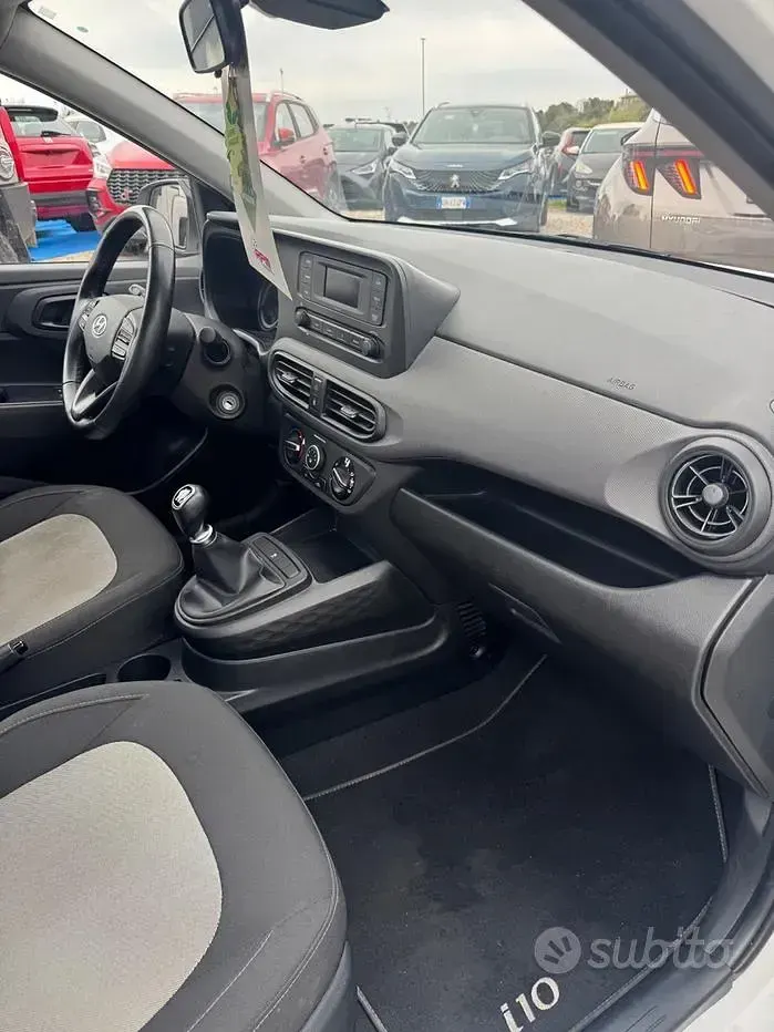 Begagnad Hyundai i10 Advanced 67 HK (49 kW) 2022 Vit Halvkombi