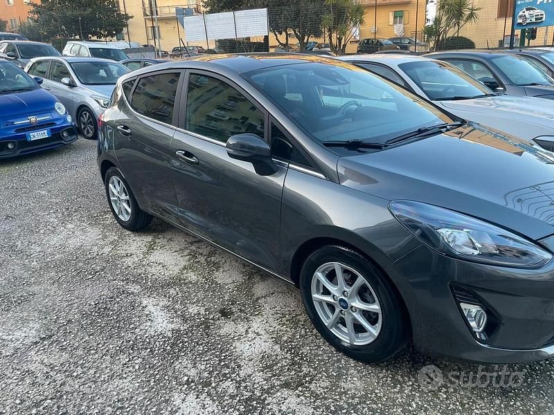 Begagnad Ford Fiesta Active 125 HK (91 kW) 2021 Grå Halvkombi