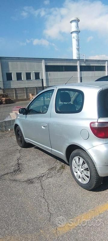 Usata Toyota Yaris 1999 Grigio Berlina