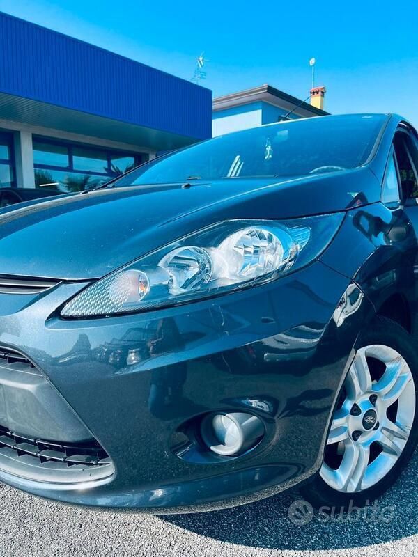 Usata Ford Fiesta Titanium 70 CV (51 kW) 2011 Grigio Utilitaria