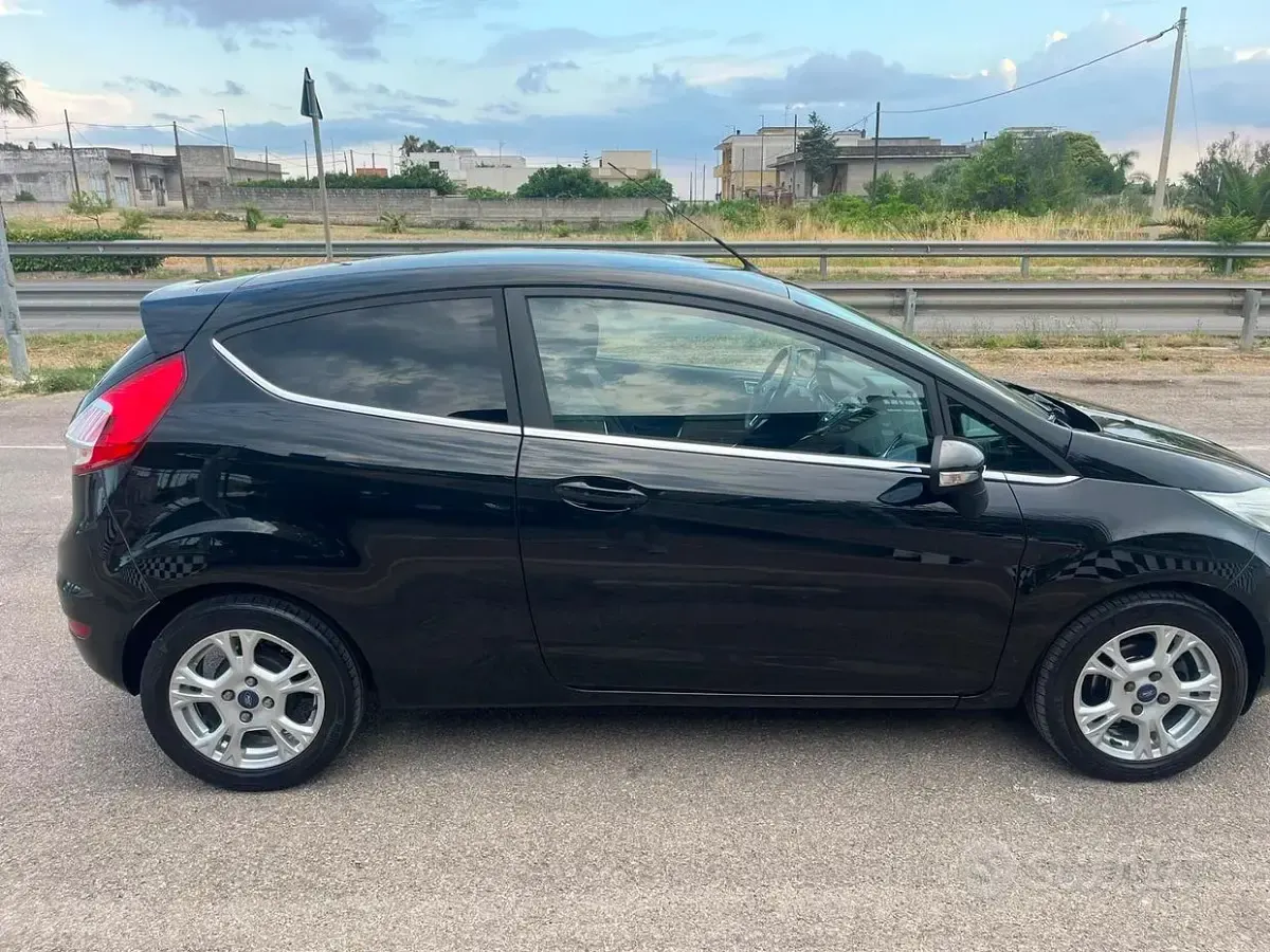 Usata Ford Fiesta Titanium 95 CV (69 kW) 2016 Nero Utilitaria