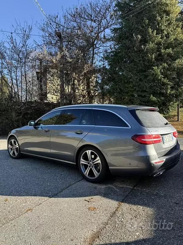 Usado Mercedes E200 160 CV (117 kW) 2020 Gris Familiar