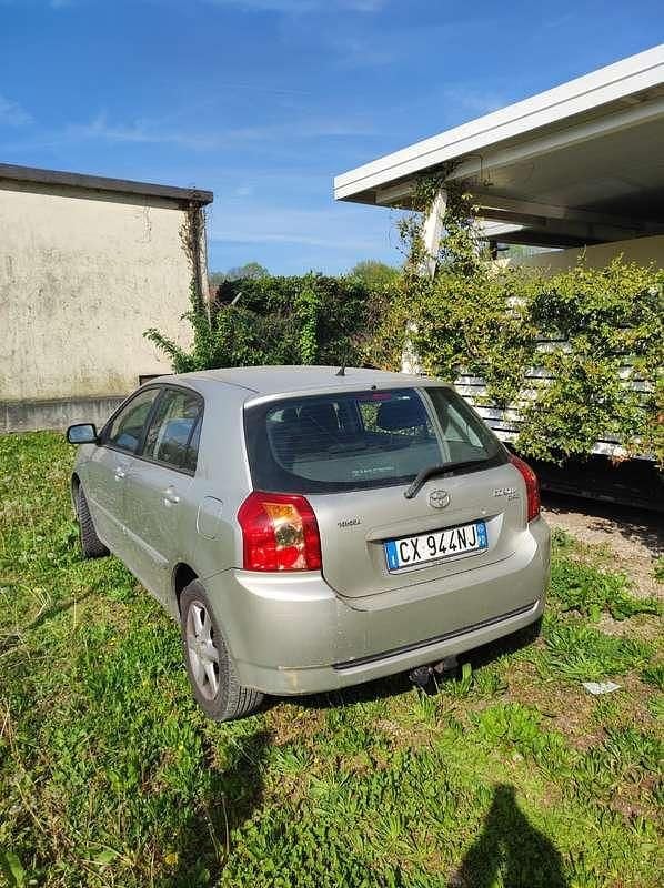 Usata Toyota Corolla 90 CV (66 kW) 2005 Argento Berlina