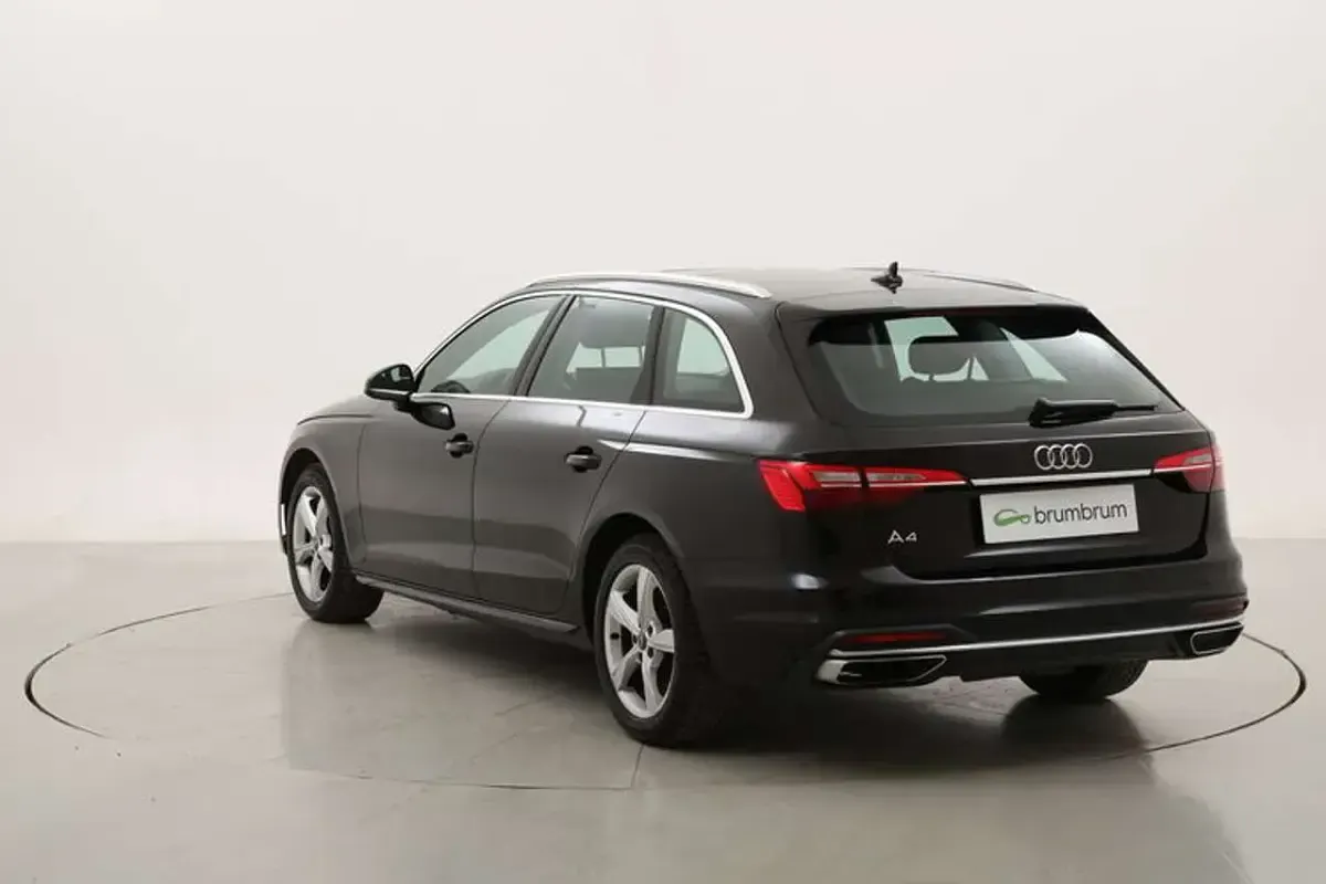 Begagnad Audi A4 Advanced 163 HK (119 kW) 2022 Svart Kombi