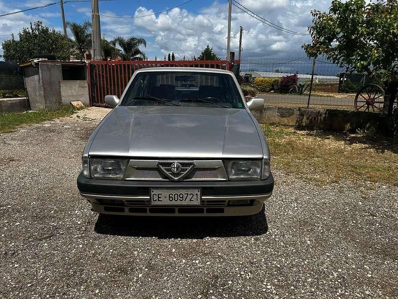 Usata Alfa Romeo 75 148 CV (108 kW) 1989 Grigio Berlina