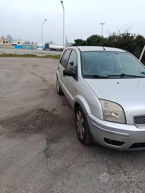 Usata Ford Fusion 80 CV (58 kW) 2008 Grigio Utilitaria