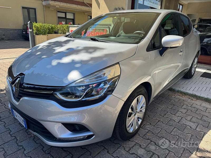 Argento Usata 2019 Renault Clio IV Business Tre volumi | 9900 € (Buon prezzo) - Immagine 1/4