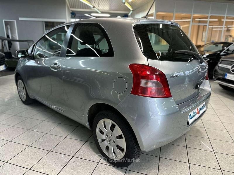 Usata Toyota Yaris Sol 69 CV (50 kW) 2006 Argento Utilitaria