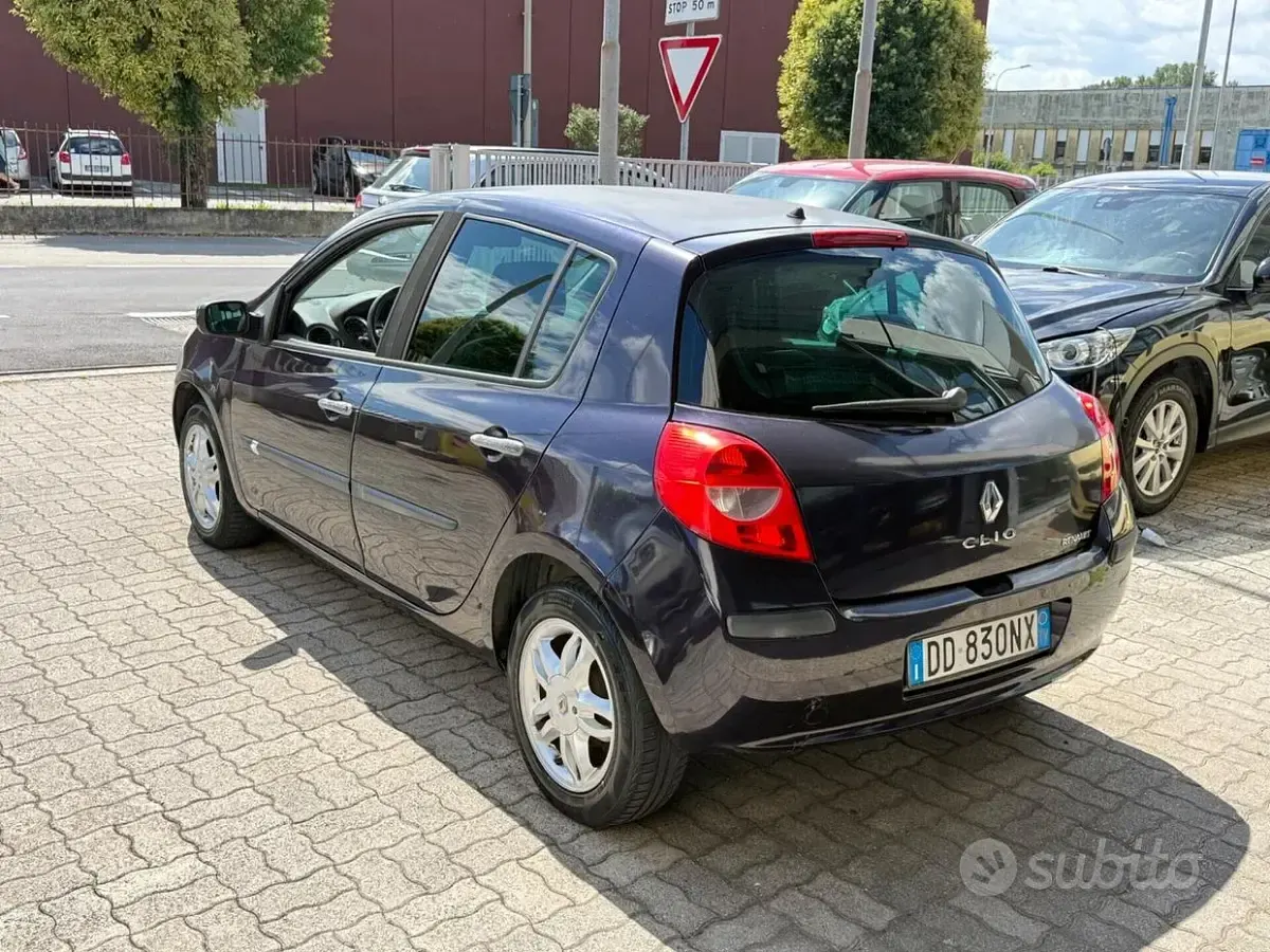 Usata Renault Clio II Luxe 75 CV (55 kW) 2006 Nero Berlina