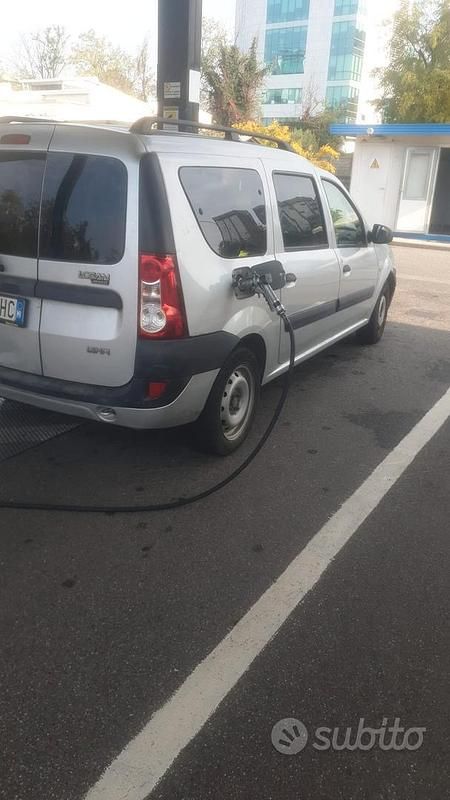 Grigio Usata 2008 Dacia Logan Tre volumi | 4000 € (Molto cara) - Immagine 1/4