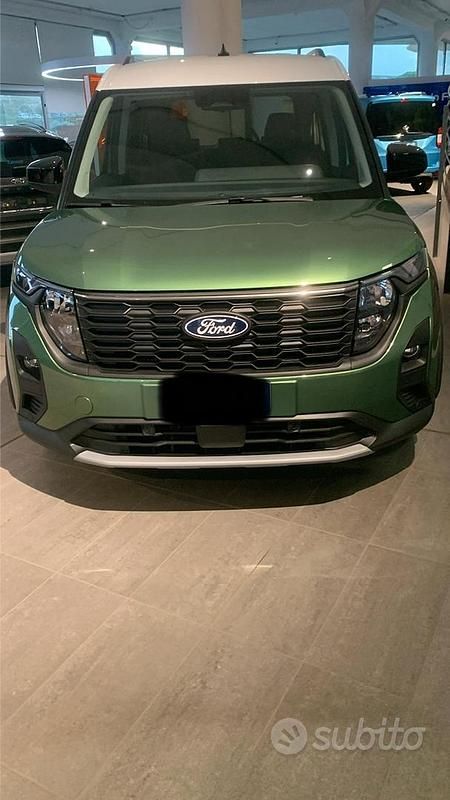 Verde Usata 2024 Ford Tourneo Courier Monovolume | 22.900 € - Immagine 1/4