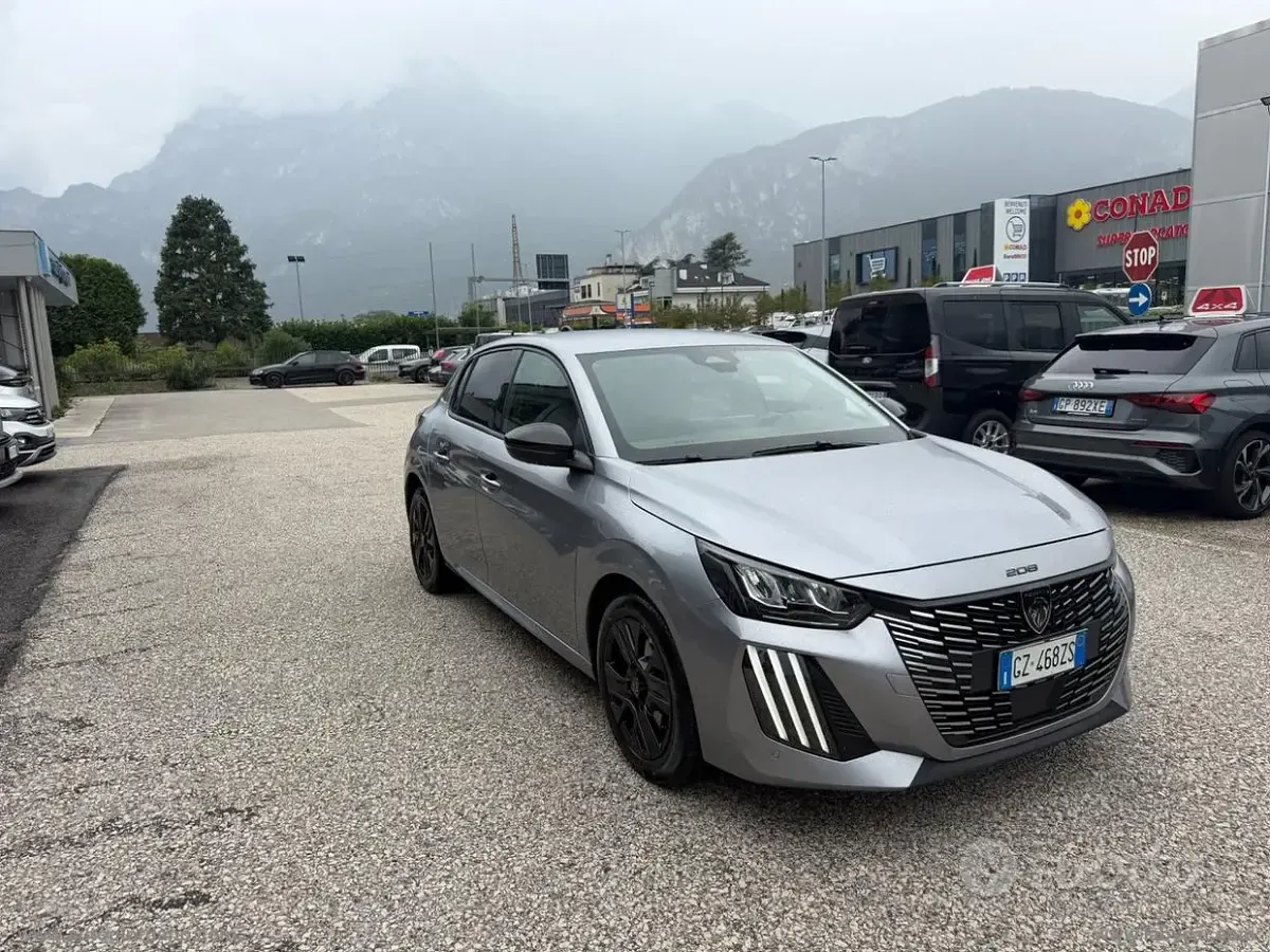Usata Peugeot 208 Allure 101 CV (74 kW) 2025 Grigio Utilitaria