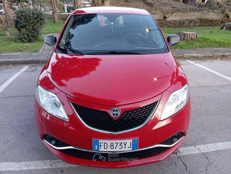 Usata Lancia Ypsilon Platinum 84 CV (61 kW) 2016 Rosso Utilitaria