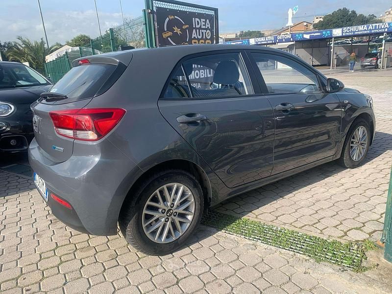 Usata Kia Rio Style 101 CV (74 kW) 2021 Grigio Berlina