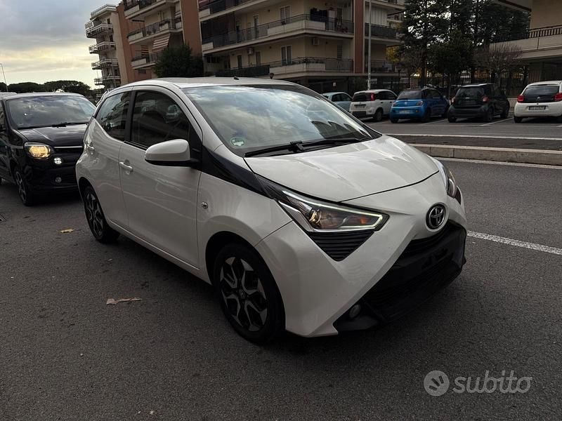 Usata Toyota Aygo Connect Style 72 CV (52 kW) 2021 Bianco Utilitaria