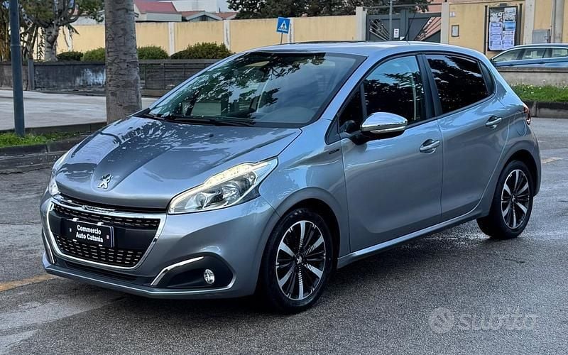 Usata Peugeot 208 Signature Sky 102 CV (75 kW) 2020 Grigio Utilitaria