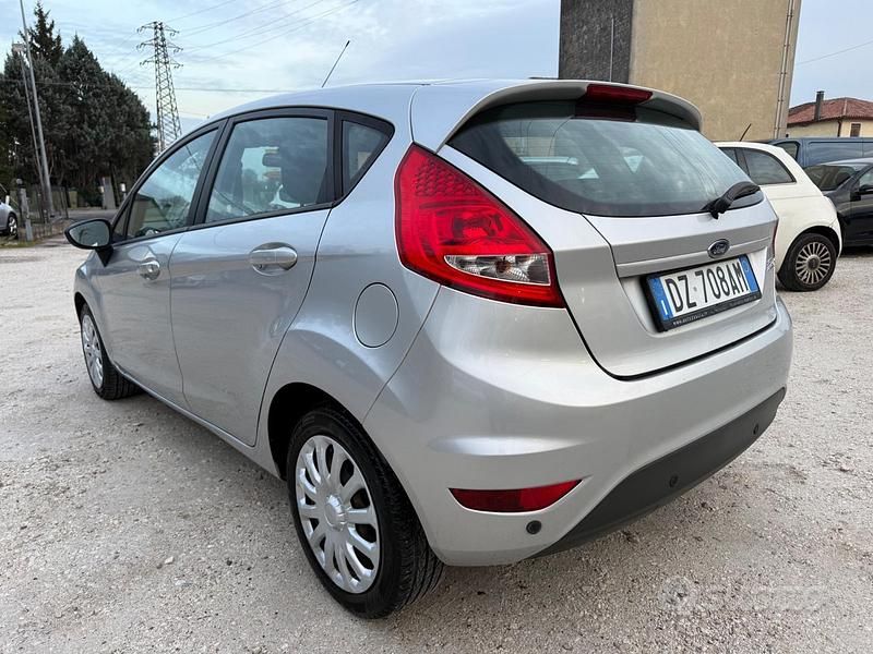 Usata Ford Fiesta Titanium 97 CV (71 kW) 2009 Grigio Berlina