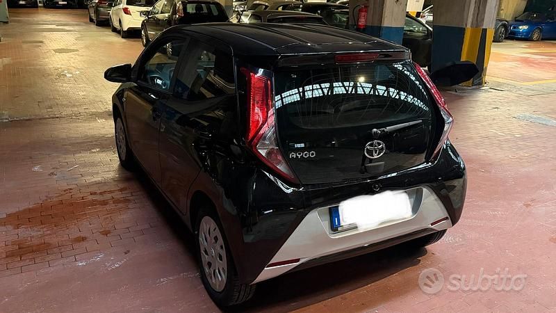 Nero Usata 2020 Toyota Aygo X-wave Due volumi | 10.900 € (Buon prezzo) - Immagine 1/4