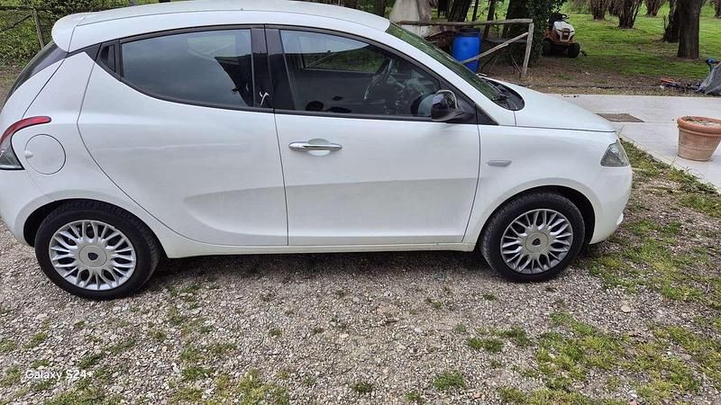 Usata Lancia Ypsilon Gold 69 CV (50 kW) 2016 Utilitaria