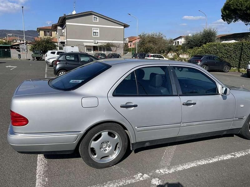 Usata Mercedes E200 Avantgarde 136 CV (100 kW) 1995 Berlina