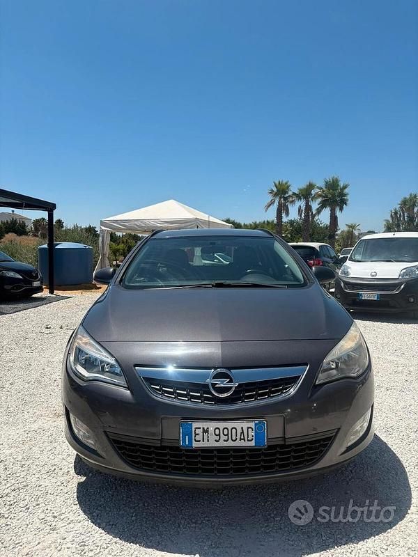 Usata Opel Astra Cosmo 110 CV (80 kW) 2012 Blu Berlina