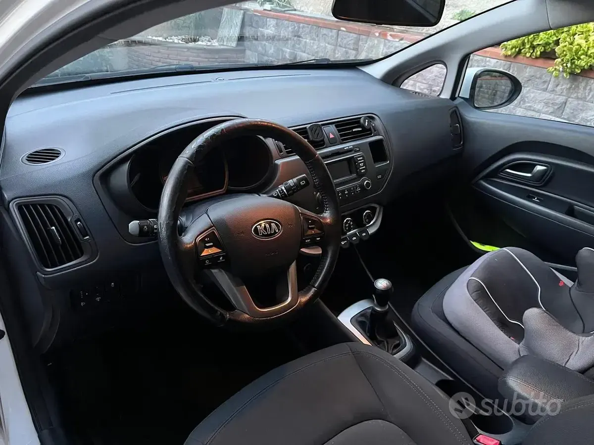 Usata Kia Rio 85 CV (62 kW) 2013 Bianco Berlina