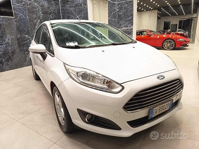Usata Ford Fiesta 80 CV (58 kW) 2015 Bianco Berlina