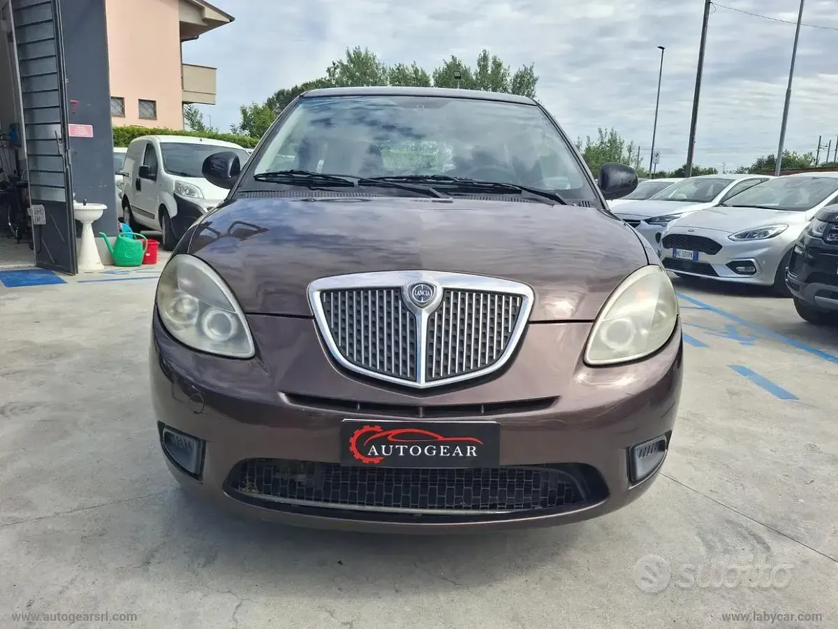 Usata Lancia Ypsilon Platinum 69 CV (50 kW) 2011 Viola Utilitaria