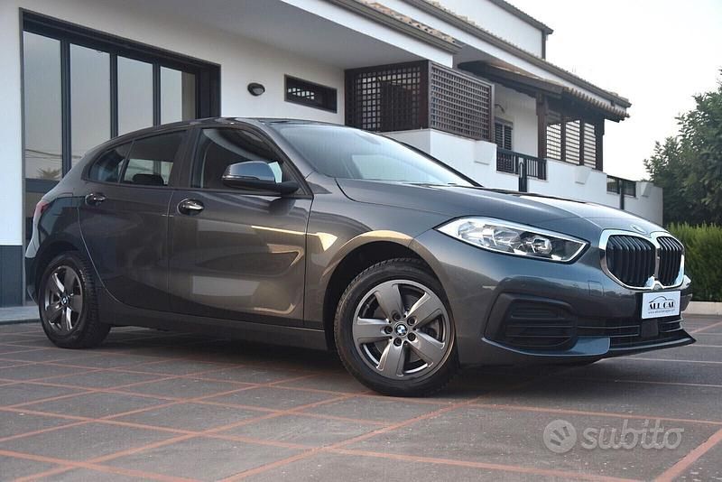 Grigio Usata 2021 BMW 116 Advantage Due volumi | 20.300 € (Buon prezzo) - Immagine 1/4