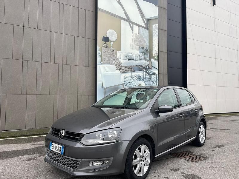 Grigio Usata 2010 VW Polo Highline Tre volumi | 5500 € (Buon prezzo) - Immagine 1/4